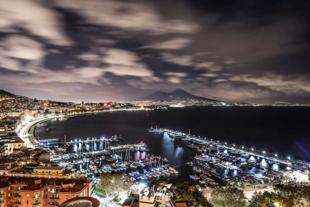Panorama nocturno de Nápoles