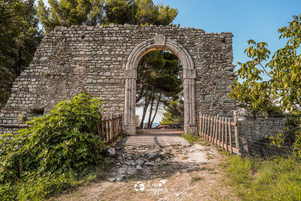 Entrada-Castillo-de-Laviano