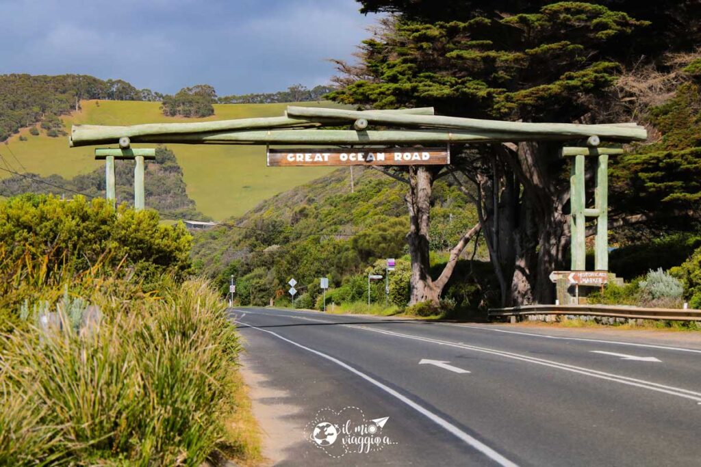 memorial arch sign great ocean road