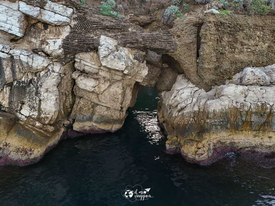 entrada a los banos de la reina juana enn sorrento