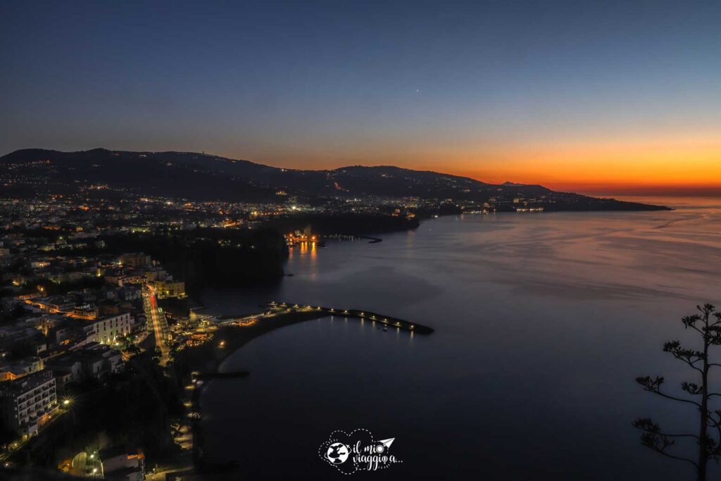 Panorama costero de Sorrento al atardecer